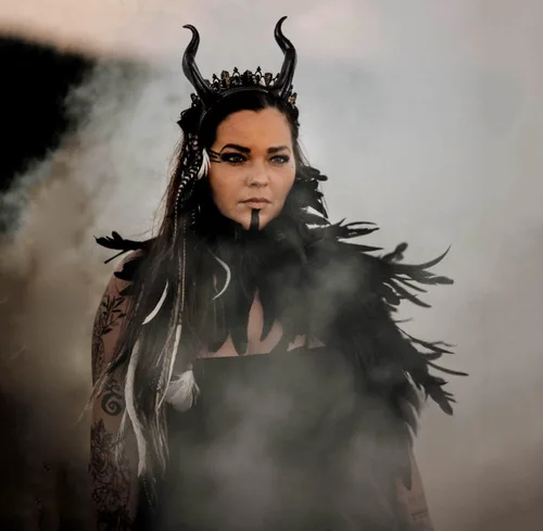 Vista 2 de L'VOW Diadema de cuernos de demonio de bruja negra, tocado malvado de Halloween