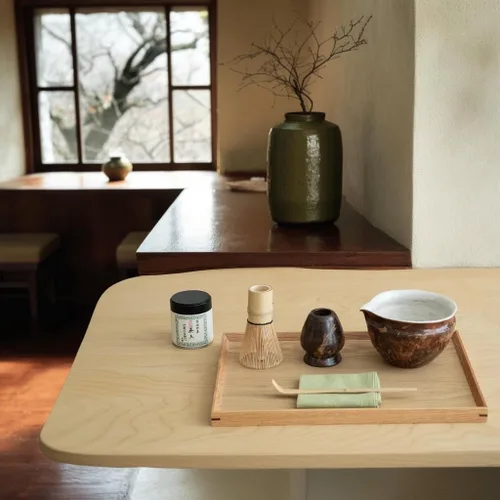 Vista 2 de Juego de 6 piezas para batidor de Matcha japonés con cuenco de cerámica Wabi-Sabi hecho a mano (Chawan), Chasen de bambú, soporte para batidor