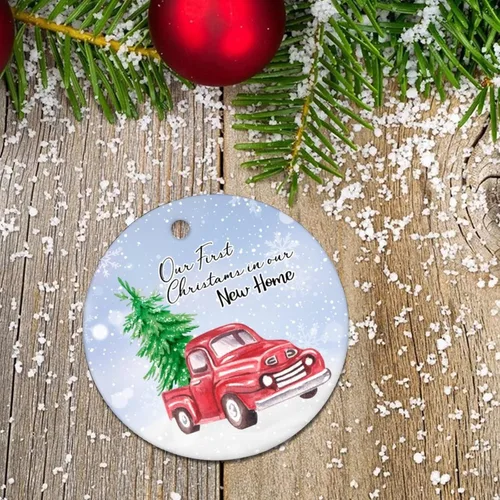 Vista 7 de Adornos redondos de cerámica para Navidad, camión rojo de Navidad, nuestra primera Navidad en nuestro nuevo hogar, adornos para árbol de Navidad