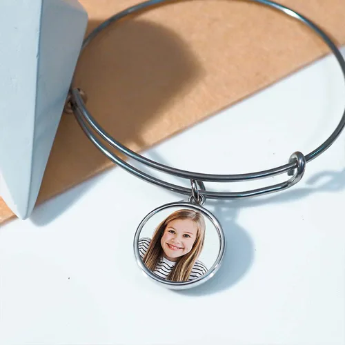 Vista 5 de PicturesOnGold.com Pulsera de fotos grabada expandible con imagen, talla única, pulsera circular grabada con foto, tono dorado o plateado