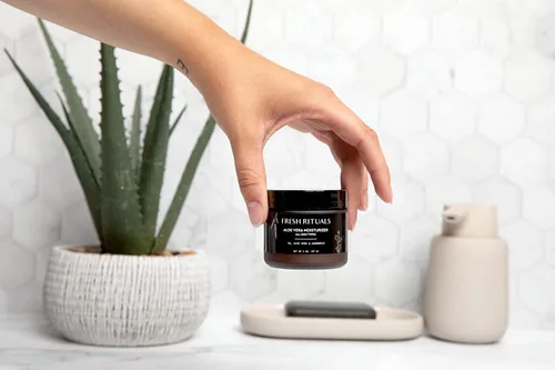 Vista 5 de Hidratante facial vegano con ácido hialurónico, aloe vera y niacinamida 2 onzas Sin crueldad, sin parabenos, ingredientes naturales Crema