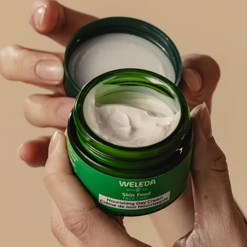 Vista 2 de Weleda Skin Food Crema de día nutritiva para el cuidado facial, 1.3 onzas líquidas, hidratante rico en plantas con extracto de hoja de olivo
