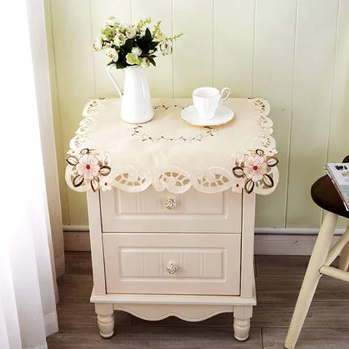 Vista 2 de LeLehome - Mantel de encaje bordado con flores cafés, color crema y beige, diseño clásico y tela que no se arruga para mesa de comedor