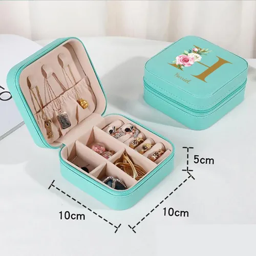 Vista 2 de Rainsar Joyero de viaje personalizado, caja organizadora de joyas de piel sintética, pequeña caja de joyería con nombre y flor de nacimiento