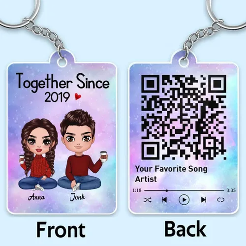 Vista 2 de NAZENTI Muñeca personalizada para pareja, con llavero acrílico sentado junto, canción de código QR favorita personalizada, regalo de pareja, llavero