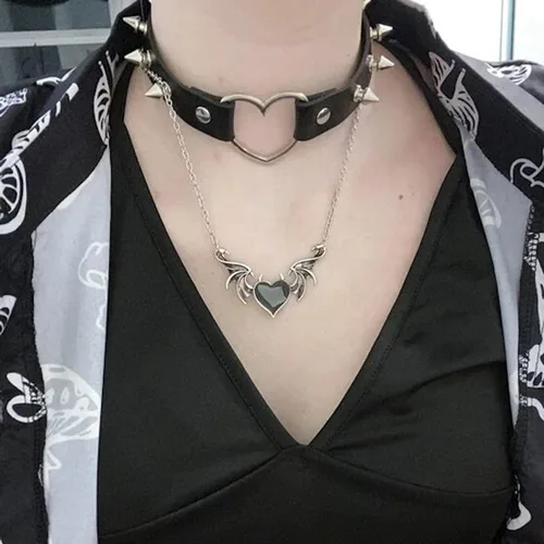 Vista 4 de Caiyao Collares de ala de murciélago de corazón malvado de Halloween, gargantilla con dije de ala de durazno de demonio punk para mujeres y niñas