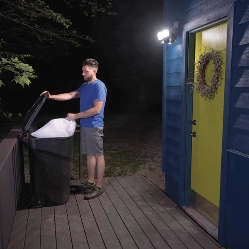 Vista 3 de Beams 4100 lúmenes Luz de seguridad LED de 3 cabezas para exteriores con sensor de movimiento, con efecto de cascada en la pared, paquete de 1