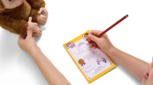 Vista 5 de Little Live Pets My Baby Monkey "Mango" con biberón, juego de animales interactivos y suaves para niños de 4 años en adelante, más de 50 sonidos