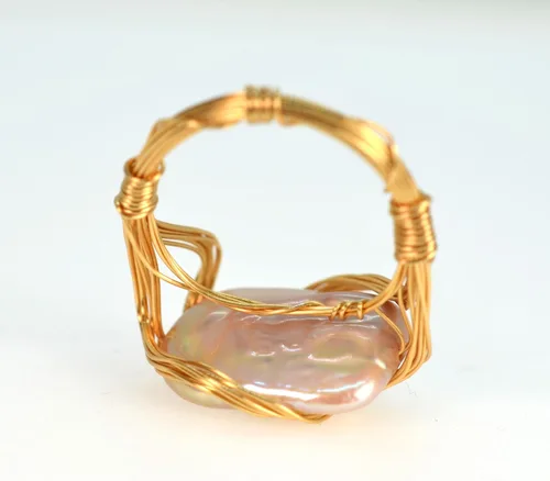 Vista 5 de Anillo de perlas barrocas de color metálico natural con relleno de oro de 14 quilates para mujer