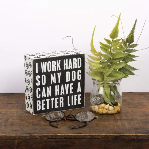 Vista 2 de Primitives de Kathy Rótulo Decorativo de Madera Rústica - "Trabajo Duro Para Que Mi Perro Tenga Una Mejor Vida" - Decoración para Oficina/Casa