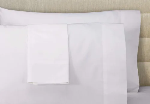 Vista 3 de Courtyard by Marriott Hotel Signature - Juego de sábanas de algodón transpirable de 300 hilos, color blanco, incluye plano, ajustado y 2 fundas