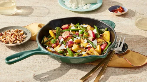 Vista 5 de Le Creuset Sartén clásica de hierro fundido esmaltado, 9 pulgadas, color cereza