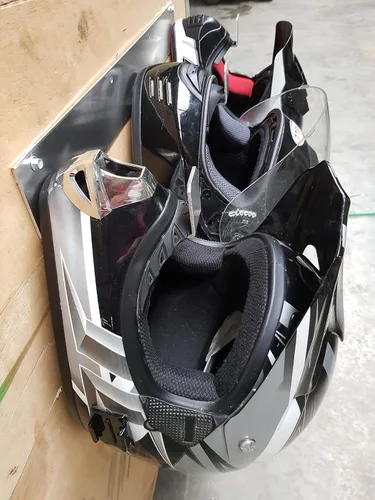 Vista 4 de Percha para casco de 3 ganchos 1100121