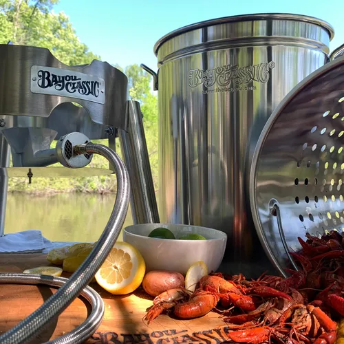 Vista 6 de Bayou Classic El kit de cocina de caldera de acero inoxidable cuenta con caldera de acero inoxidable de 44 cuartos con tapa, cesta de vapor/hervir