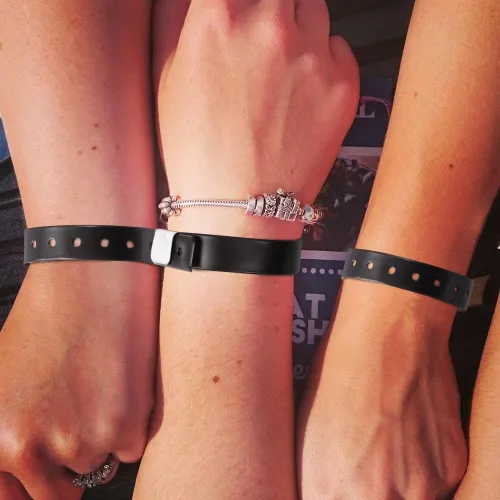 Vista 5 de Ouchan Pulseras de plástico negras - Paquete de 500 pulseras para eventos, club, música, reuniones y fiestas