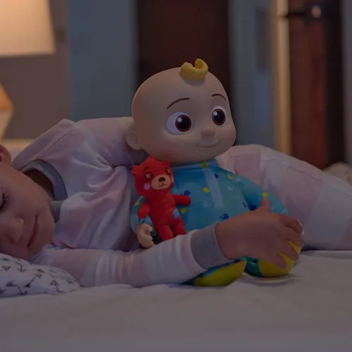 Vista 11 de CoComelon Muñeco de Peluche Musical JJ - Presiona la Barriguita para Cantar Clips de Canciones de Cuna - Incluye Función y Pequeños Osos de Peluche