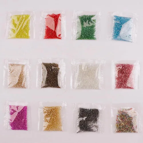 Vista 3 de Aproximadamente 7200 cuentas pequeñas de cristal de 0.079 pulgadas para hacer joyas de bricolaje, total de 12