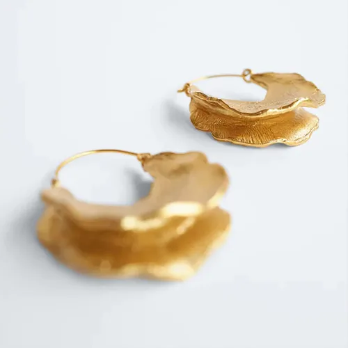 Vista 4 de T-ztoss Aretes colgantes de oro bohemio con diseño de flores elegantes de metal, únicos y elegantes 3D, joyería de flores grandes, regalo