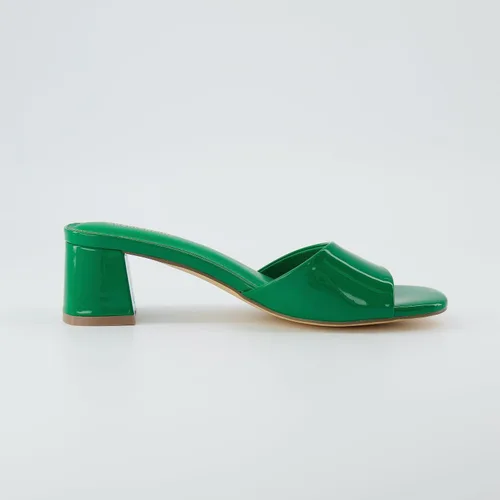 Vista 4 de CUSHIONAIRE Sandalias de vestir Taboo de una banda para mujer con espuma viscoelástica y anchos disponibles