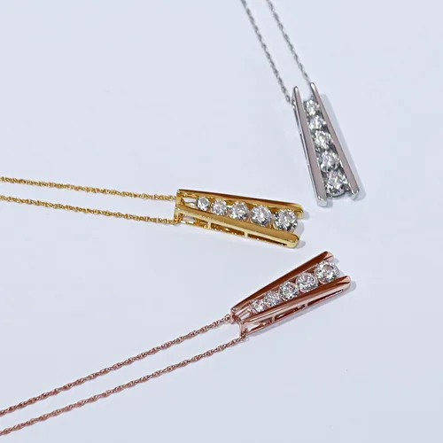 Vista 4 de Collar con colgante de barra de viaje de cinco piedras de moissanita y diamante cultivado en laboratorio de 1.25 quilates en oro de 14 quilates