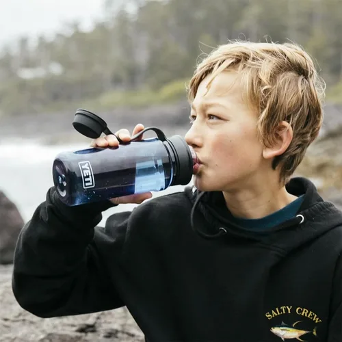 Vista 4 de YETI Botella de agua Yonder con tapa de amarre Yonder, ligera, a prueba de fugas y sin BPA