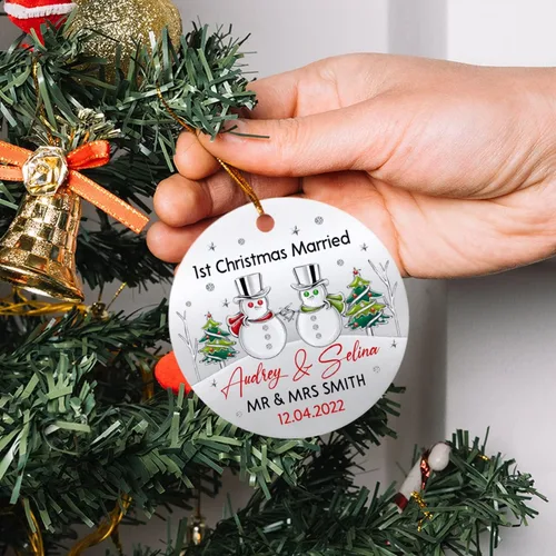 Vista 3 de Adorno de matrimonio de muñeco de nieve para pareja, adorno personalizado de primera Navidad para casados, con nombres personalizados y fecha
