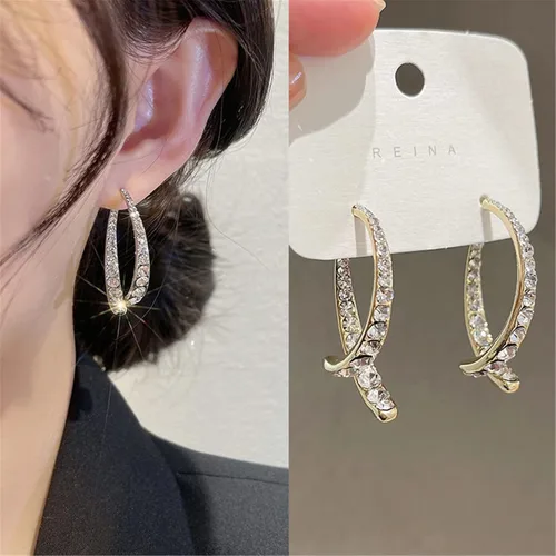 Vista 5 de Aretes curvados con cruz, chapados en oro de 18 quilates para mujer, aretes de cruz de diamante para oreja, regalos de joyería para mujeres