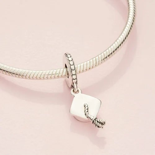 Vista 5 de PANDORA Dije colgante de gorra de graduación, compatible con PANDORA Moments, plata de ley, regalo para ella, joyería para mujer con caja de regalo