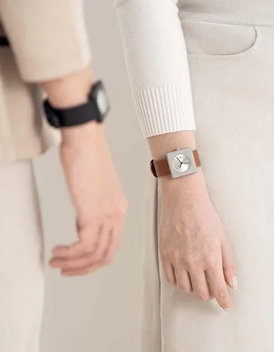 Vista 5 de Maven Brut Series - Reloj de diseñador unisex cuadrado de cuarzo japonés de 1.260in con cuero italiano y cristal de zafiro, galardonado con reloj