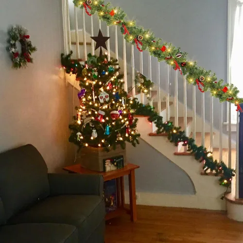 Vista 4 de Guirnalda de Navidad Nerosun de 2.7 m con 50 luces LED, guirnalda preiluminada operada con batería, decoraciones de Navidad con temporizador de 8