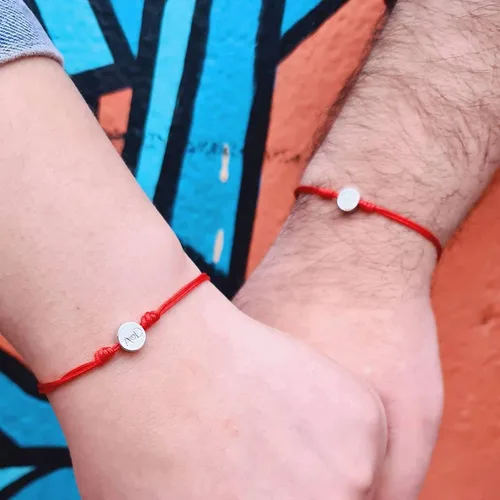 Vista 4 de 2 pulseras de cuerda roja con iniciales, cadena roja del destino, personalizadas para parejas, novios, maridos, mejores amigos, pulsera BFF - Tutti