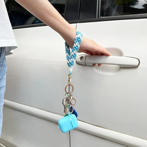 Vista 4 de Llavero de macramé bohemio hecho a mano, llavero de muñeca de dos tonos para mujeres y niñas