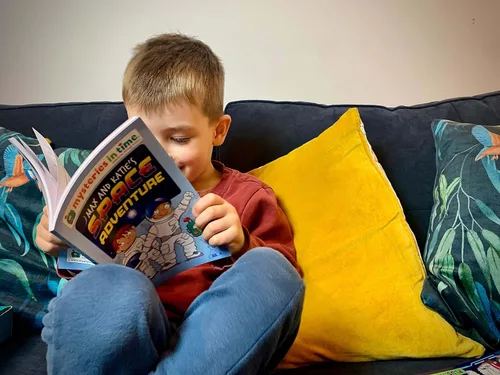 Vista 4 de Mysteries in Time Space - Paquete de actividades para niños de 6 a 11 años, con libro de historia y revista, perfecto para avión sin pantalla