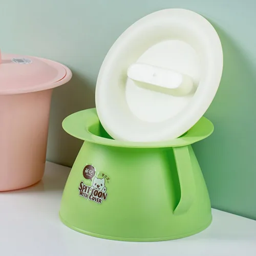 Vista 4 de COHEALI - Escupitón para niños con tapa, pequeña olla portátil para orina de 8.26 x 8.26 x 5.51 pulgadas, cubo duradero para mesita de noche, diseño