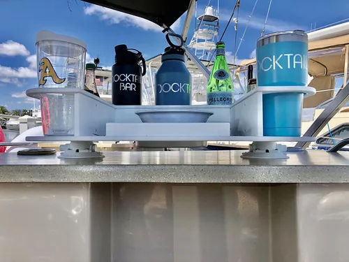 Vista 4 de Docktail Butler - Organizador de mesa para barco, barra portátil montada al vacío con portavasos A - Blanco