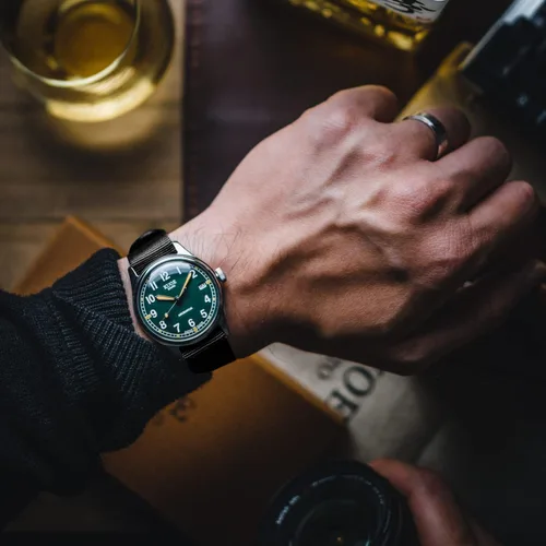 Vista 8 de KUOE Old Smith 90-002, Automatic NH35 Movement, Green Dial, Replacement Belt Included