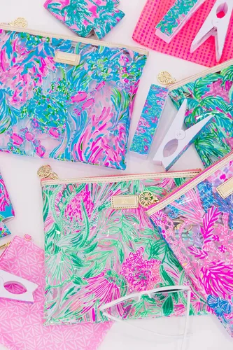 Vista 6 de Lilly Pulitzer Funda de vinilo resistente al agua para la playa, bolsa con cremallera incluye protector de bebidas, funda pequeña y clips para toalla