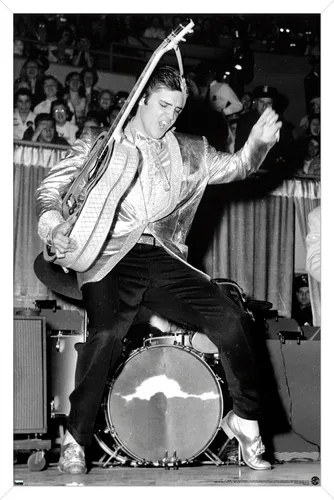 Vista 13 de Trends International Elvis Presley - Póster de pared de caderas, 22.4 pulgadas de largo x 14.7 pulgadas, versión enmarcada en madera de granero