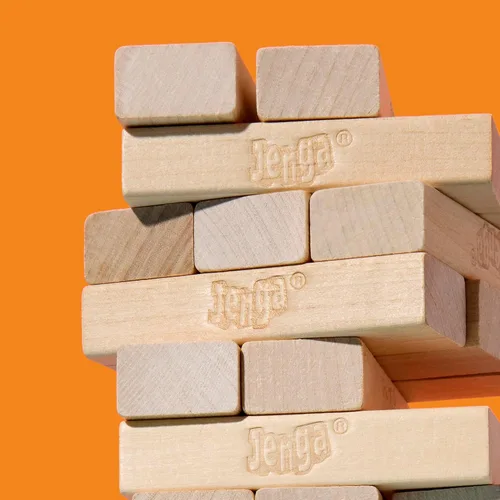 Vista 2 de Juego oficial de Jenga de Hasbro Games Dado digital para 6 formas más de jugar Juego original de bloques de madera Torre de apilamiento