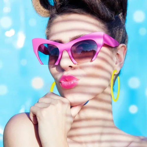 Vista 4 de Aretes de aro grandes de acrílico retro neón, estilo de los años 80 y 90, coloridos aretes de aro grandes, rosa intenso, ligeros, perfectos