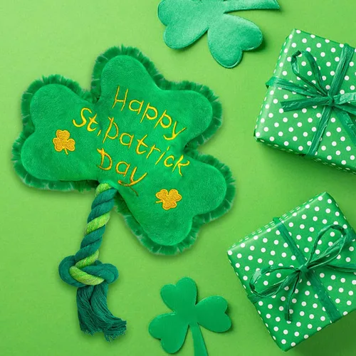 Vista 2 de Juguete para perros del día de San Patricio, juguetes chirriantes para perros con cuerda, juguetes de peluche de trébol de trébol, regalos del día