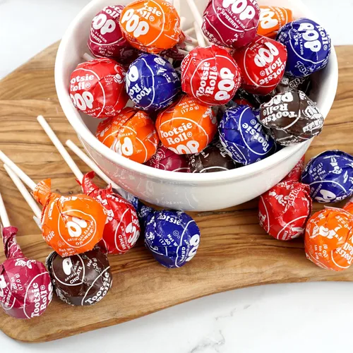 Vista 5 de Piruletas clásicas con centro de chocolate, bolsa a granel de 1 lb (aprox. 22 unidades), sabores de frutas surtidos originales, The Hampton Popcorn