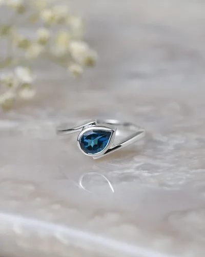 Vista 4 de YoTreasure Anillo solitario moderno en forma de pera de topacio azul Londres 925 joyería de plata esterlina