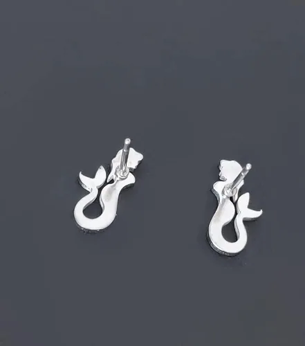 Vista 4 de Lindos aretes de sirena para mujeres y niñas, de acero inoxidable, hipoalergénicos, a la moda, diseño de caricaturas, puño, cola de puño, cartílago