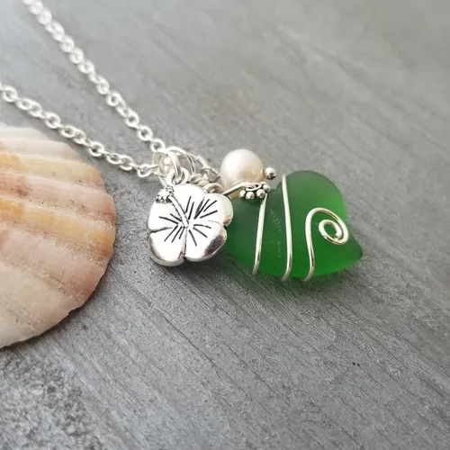 Vista 6 de Yinahawaii Handmade Sea Glass Necklace, Hawaiian Jewelry For Women, Wire Heart Necklace Emerald Necklace Green Necklace, Hibiscus Pearl Necklace