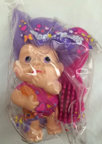 Vista 3 de Magic Troll Babie, púrpura sujetar el pelo a la izquierda en la boca