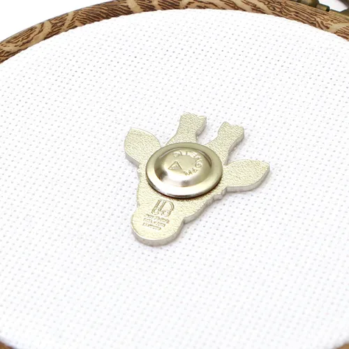 Vista 5 de Awesome Pattern Studio Needle Minder Set – Mandala Giraffe Magnetic Needle Minder + 2 agujas Threaders. Pin esmaltado para punto de cruz, bordado