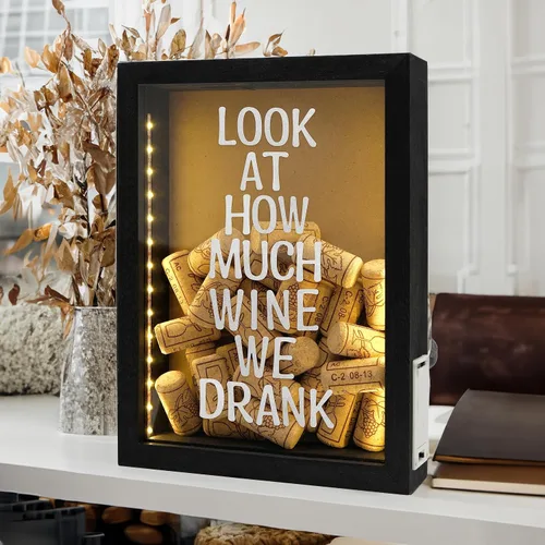 Vista 2 de Caja de sombra de madera rústica negra de 8"X11" con luces, vitrina iluminada con LED para corchos de vino, boletos y exhibiciones creativas