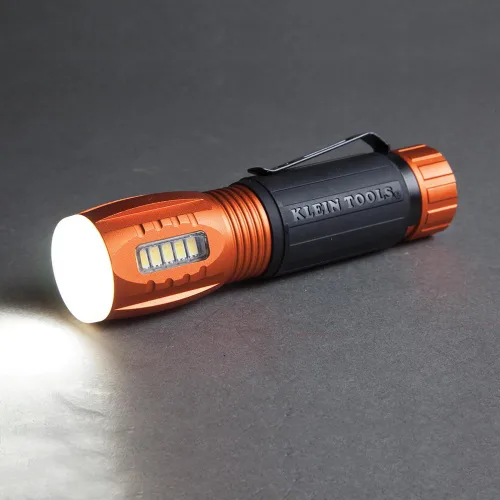 Vista 4 de Klein Tools Linterna LED 56028 y luz de trabajo, duradera, impermeable, compacta, extremo magnético manos libres, funciona hasta 12 horas