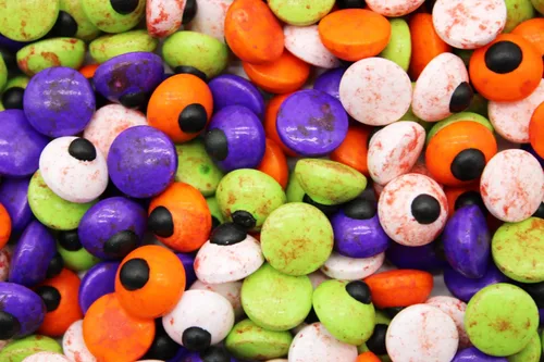 Vista 4 de Bolsa de media libra, surtido de mini bolas de caramelo sangrientas para proyectos escolares, 8 onzas, ojos de caramelo duros comestibles